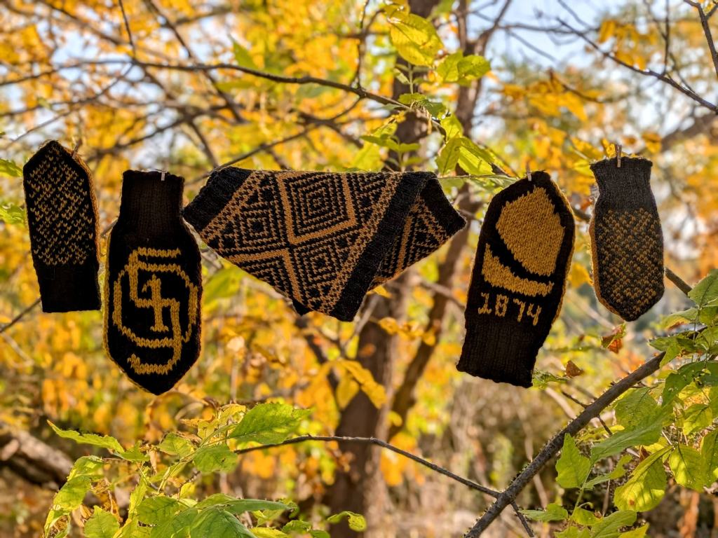 5 examples of the Sesqui Knitting patterns, 4 mittens and 1 cowl