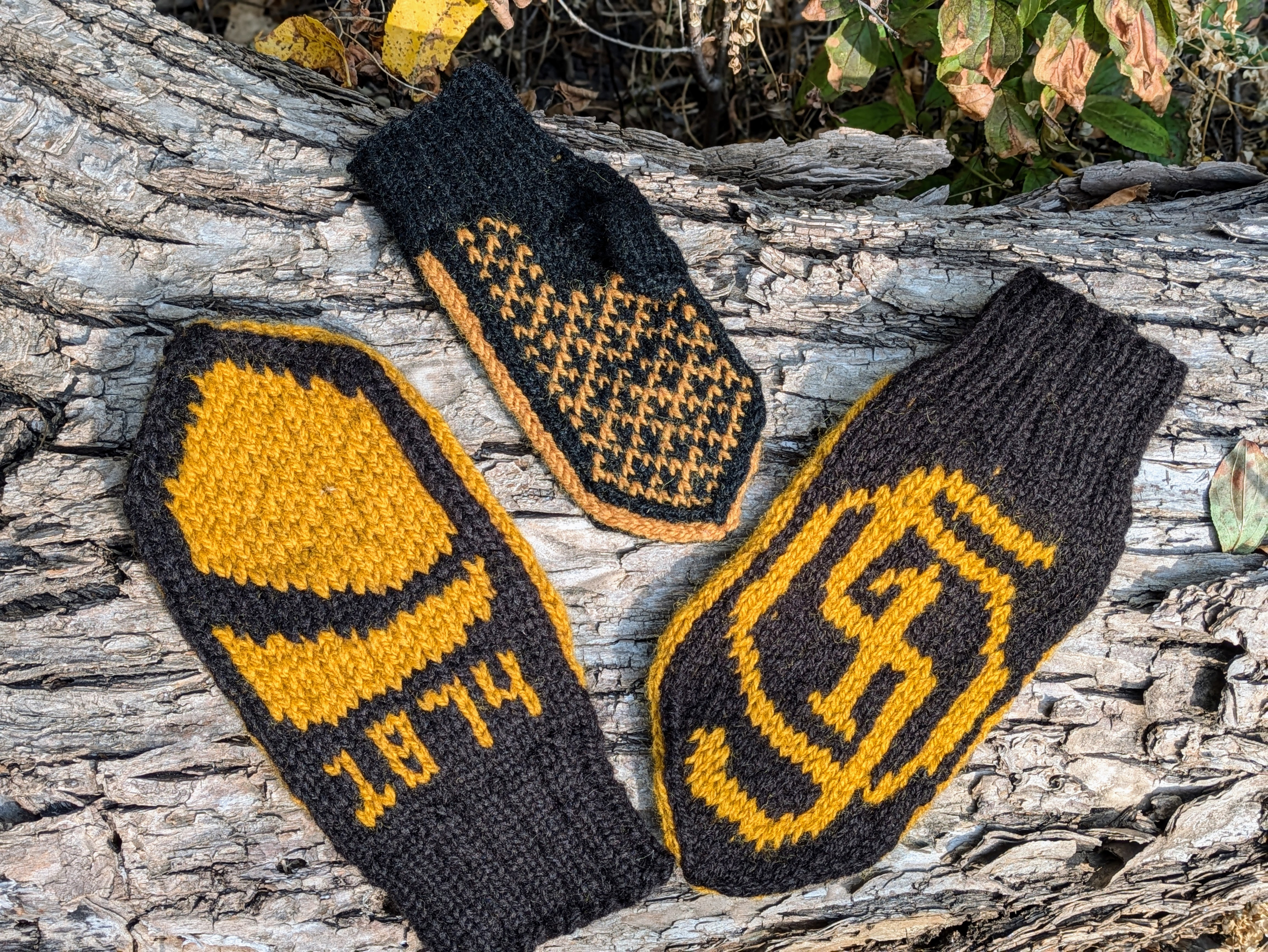 The shield design in the Kari size (average adult)

The palm of lil' tyke size

The 150 design in the Kari size (average adult)
#stolafsesquiknitting
